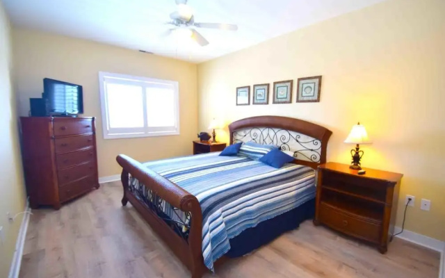 Mariner's Watch 404 4 Bedroom Condo by RedAwning