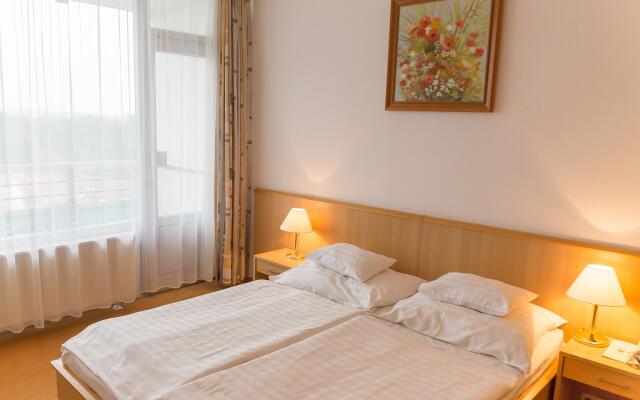 Отель Hunguest Hotel Panorama Венгрия, Хевиз - 1 отзыв об отеле, цены и фото номеров - забронировать отель Hunguest Hotel Panorama онлайн вид на фасад