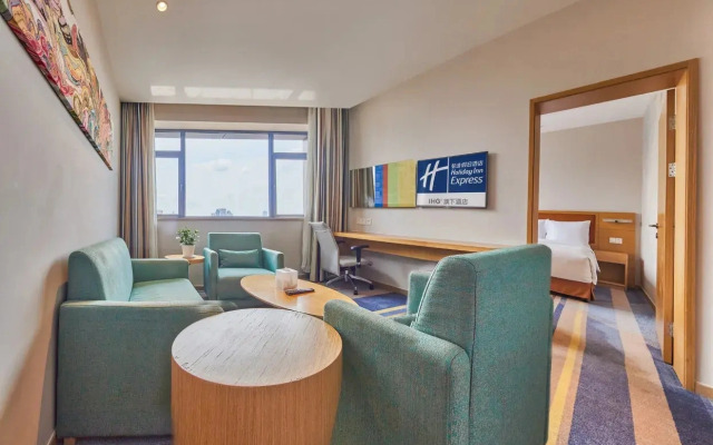 Отель Holiday Inn Express SHANGHAI ZHENPING by IHG