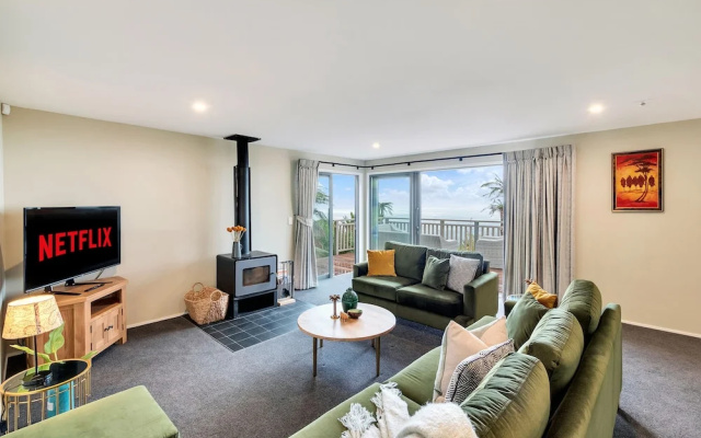 Spectacular Hilltop Retreat near Piha