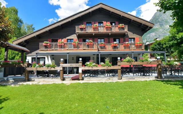 Chalet Hotel le Castel вид на фасад