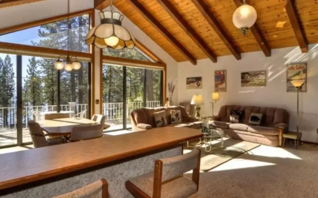 RedAwning Lakeshore Boulevard Grand Retreat