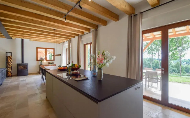 Elegant 10-guest Villa With Pool & Castle Views