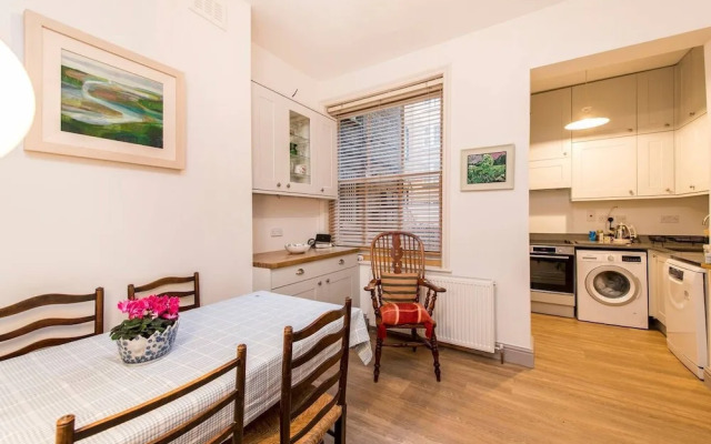 Traditional British 1 Bed Beside Battersea Park