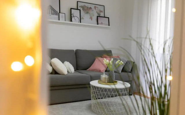 A-11.Cute renovated 1BD-5' metro
