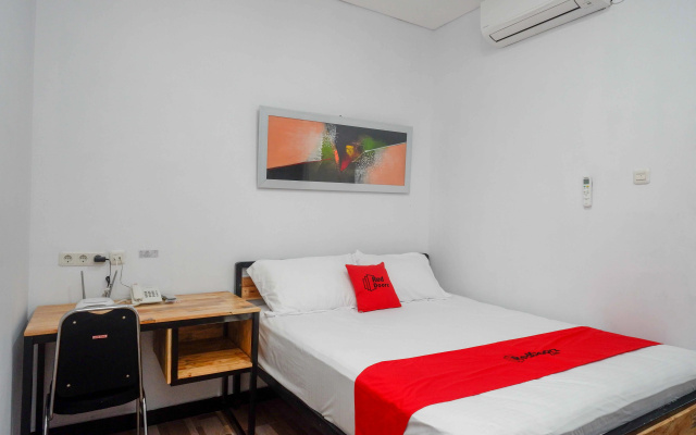RedDoorz Plus Near Patung Kuda Undip