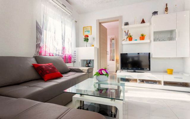 Holiday house Goldie - 30 m from beach: Sevid, Riviera Trogir