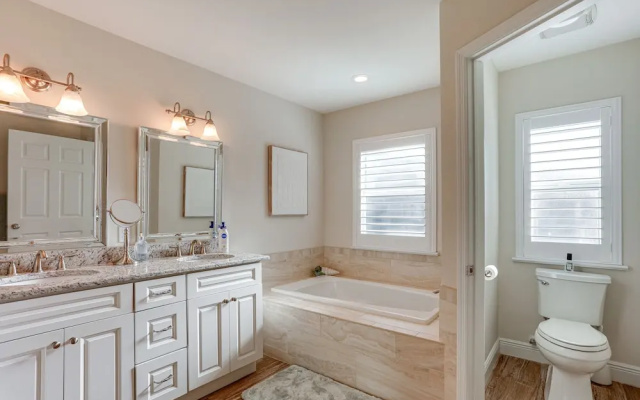 Fenced Yard, 4 Mi to Stuart Beach: Family Retreat!