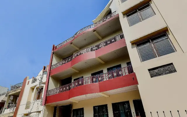 OYO 82027 Vijay Palace