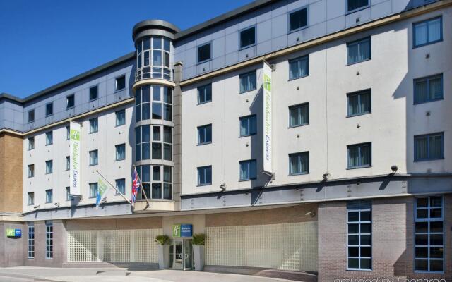 Отель Holiday Inn Express London City вид на фасад