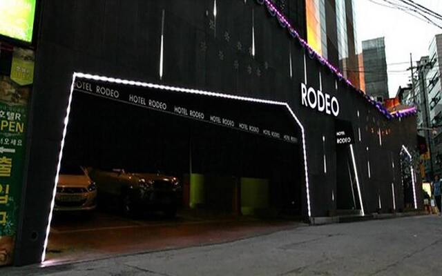 Rodeo Hotel вид на фасад