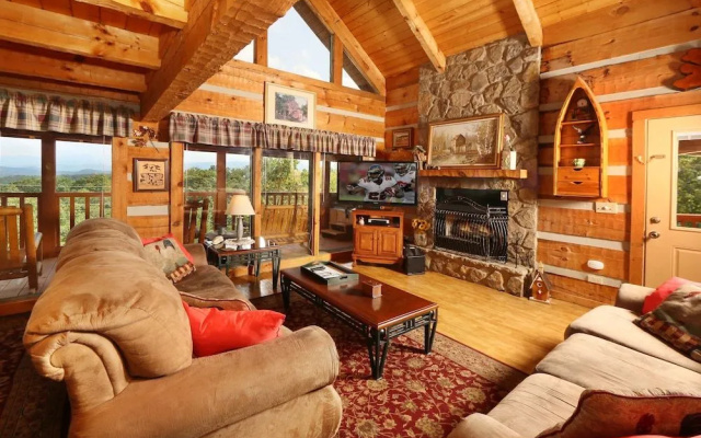 A Walk in the Clouds 2 Br cabin by RedAwning