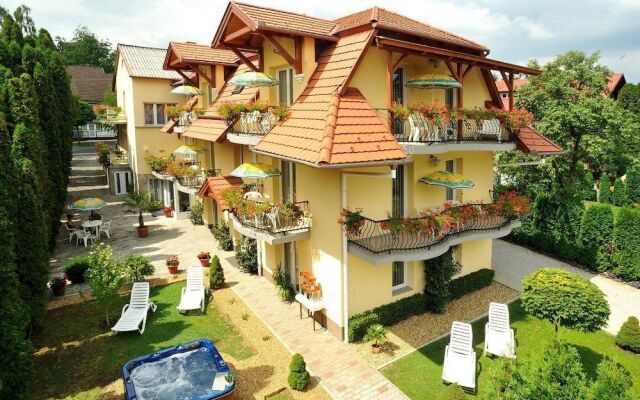 Отель Timpa Apartmanház & Dr. Strecker Villa вид на фасад