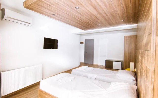 Standard Double room (full double bed) · Victoria Inn Tbilisi Hotel — photo 2