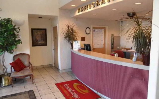 Econo Lodge West - Coors Blvd