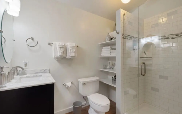 Pine Street Loft – Steps from Old Town Square!