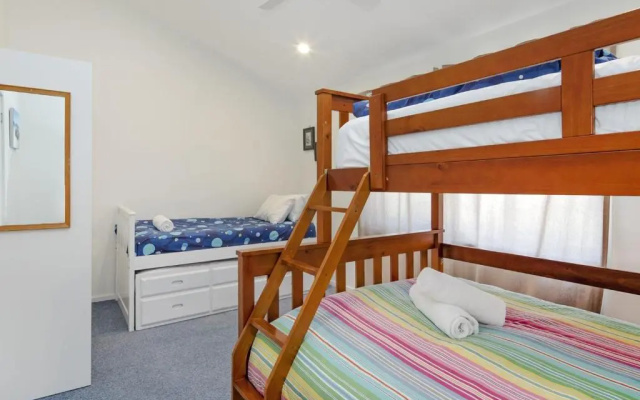 'Matilda' - Spacious & centrally located with great lake views