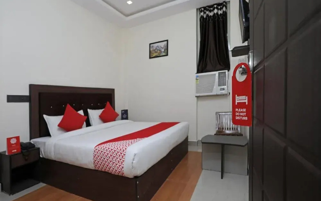 OYO Flagship 14468 Hotel Divine Ganges