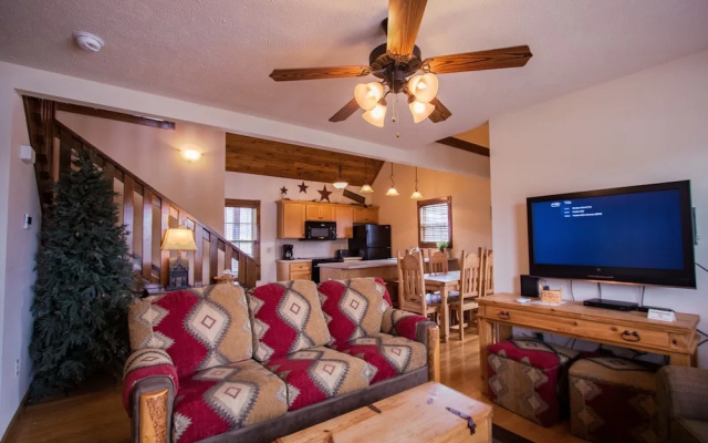 Nestled Inn Lodge 3 Bedroom Home by RedAwning