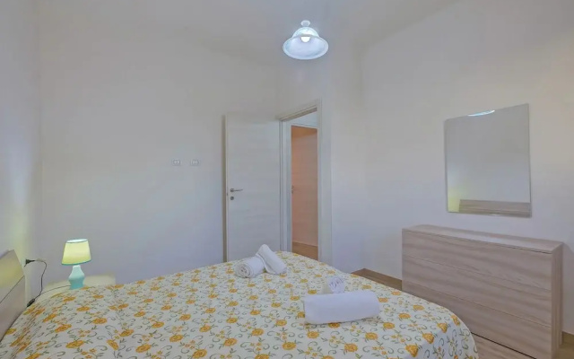 Le Bianche Apt 2 with Garden near The Sea