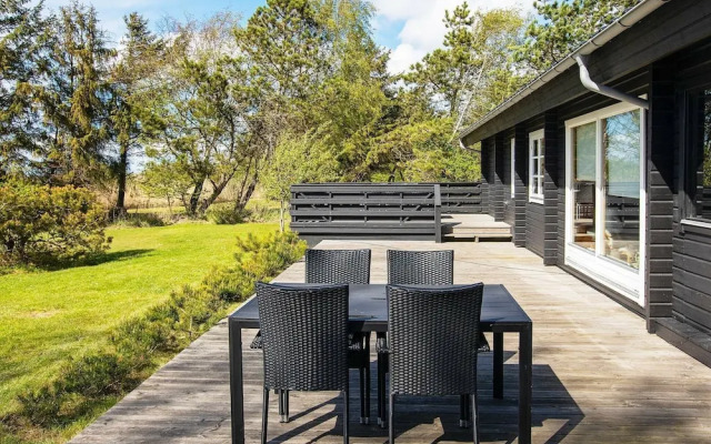 Peaceful Holiday Home in Højby near Beach