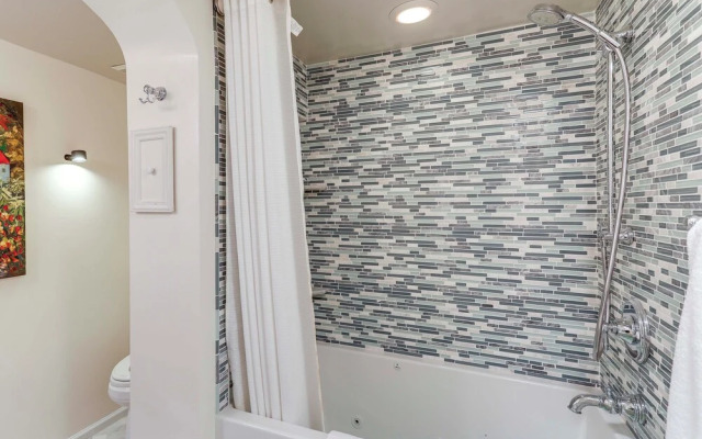 Walkable Green Lake Studio w/ Fireplace