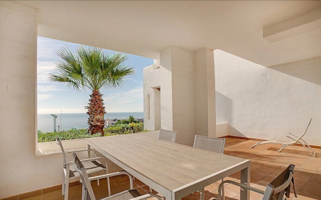 3 bedroom apartment garden and sea view