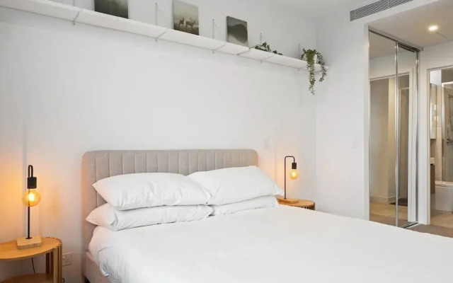 Spacious West End Apartment With Pool & BBQ Access