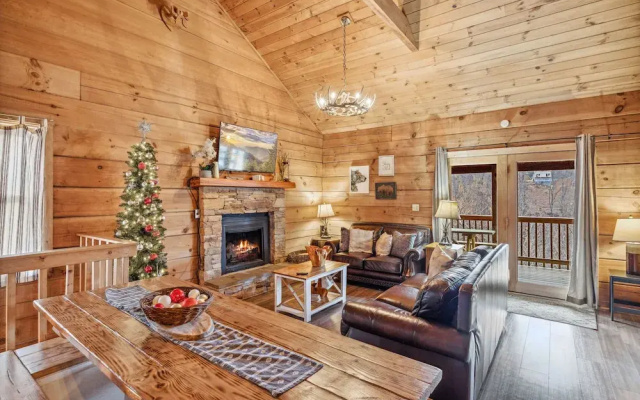 Pappy's Peak 2 Bedroom Cabin by RedAwning