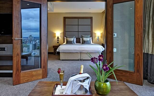 Leonardo Royal Hotel London Tower Bridge сейф в номере