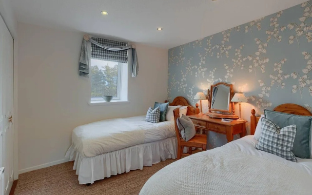 Tasteful top Floor Apartment Next to Gleneagles