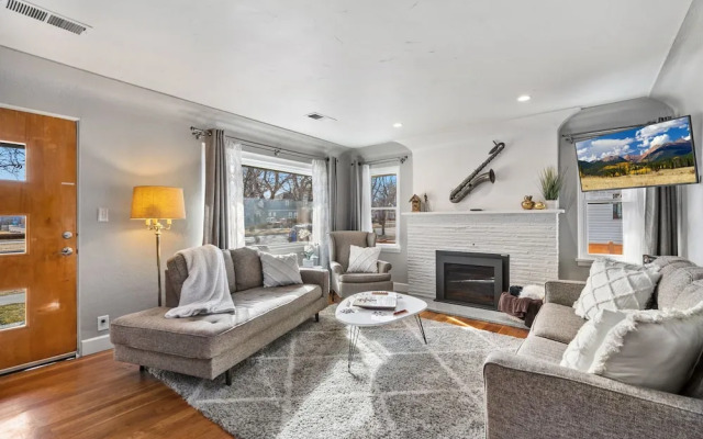 Historic Mountain Ave Bungalow - Walk Everywhere!