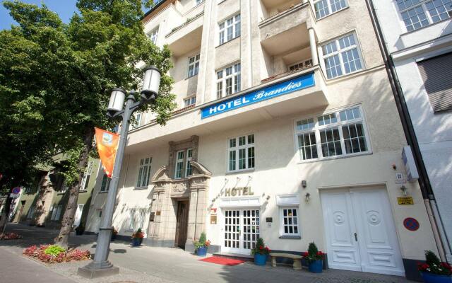 Hotel Brandies вид на фасад