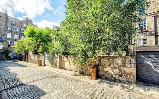 JOIVY Quiet Mews Apartment in New Town