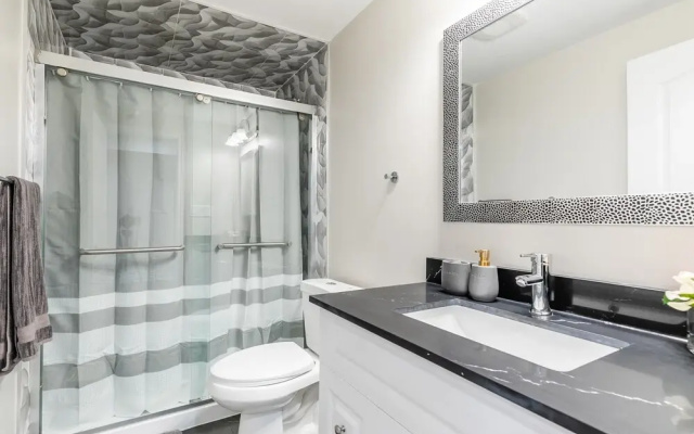 GLOBALSTAY. Modern Family Basement in Mississauga