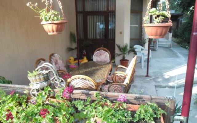 Отель Dobrevi Guest House Болгария, Бургас - отзывы, цены и фото номеров - забронировать отель Dobrevi Guest House онлайн вид на фасад