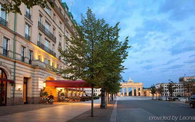 Отель Adlon Kempinski Берлин вид на фасад