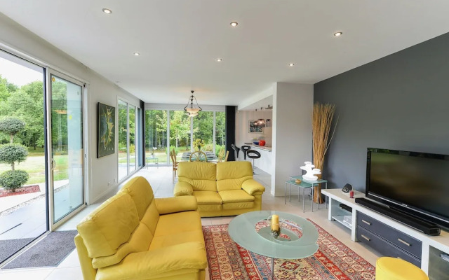 Welcoming Villa in Fouesnant With Swimming Pool