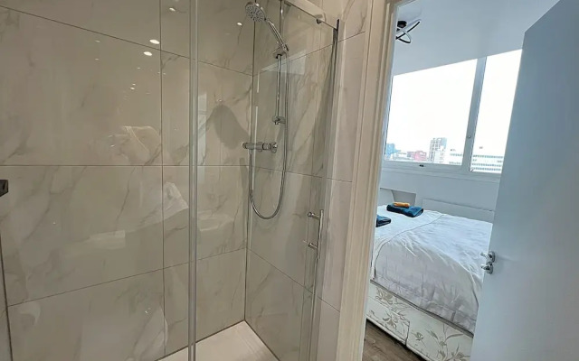 City Centre - Sleeps 4 & Free Parking