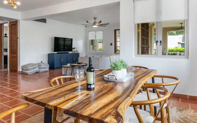 Upscale Villa in Gated Community Beach Access Yari