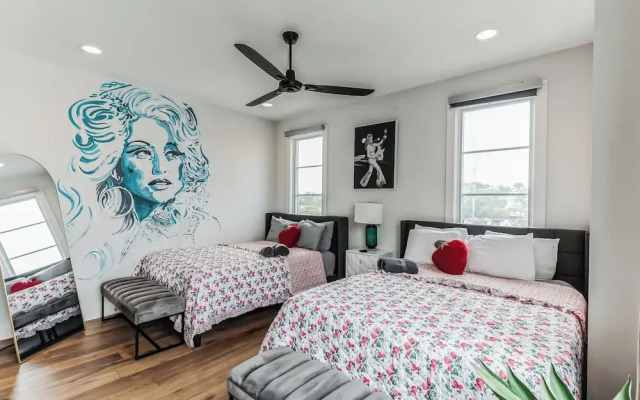 Chic Townhome for 10 W/rooftop