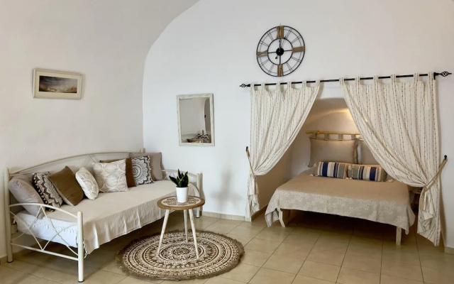 Santorini Cave Escape in Oia w Patio