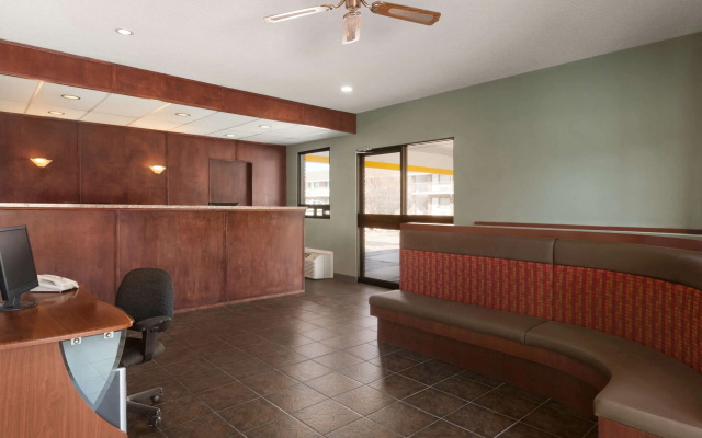 Econo Lodge Inn & Suites Cranbrook