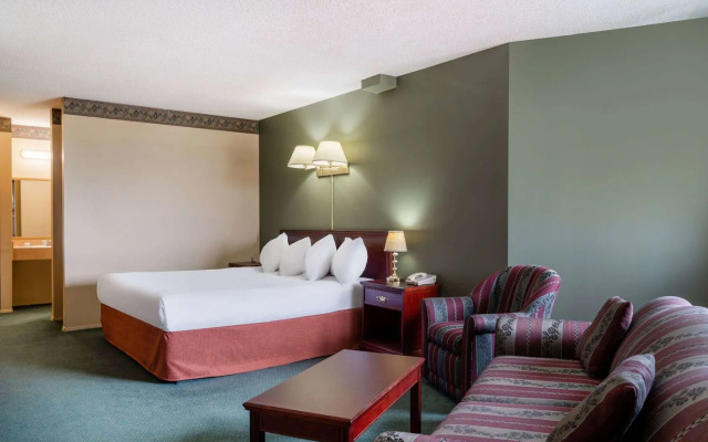 Travelodge by Wyndham Lacombe