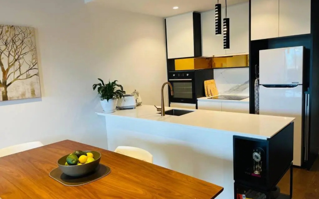 Luxury 1BR + Study near MCG, Tennis Centre & City