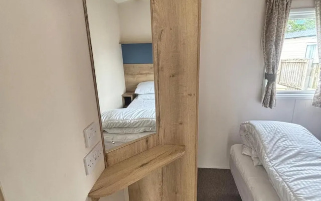 Caravan Sleeps 5 - Decking, Parking, Pet Friendly