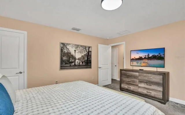 5021 WA - Stunning Townhome With Private Pool
