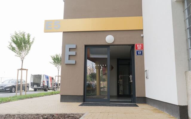 Апартаменты Modern Apartment Prague вид на фасад