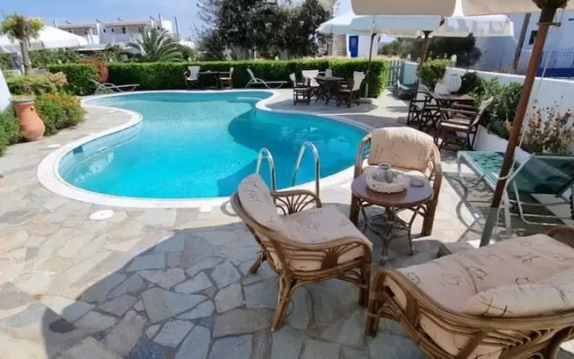 Skyros Luxury Poolside Getaway
