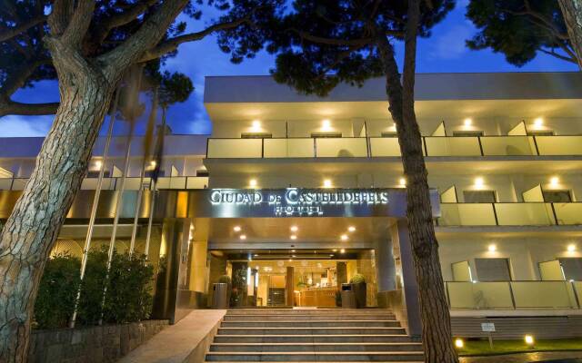 Отель Ciudad de Castelldefels вид на фасад